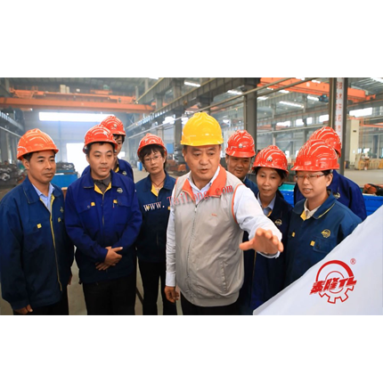 董事長(zhǎng)殷根章為新產(chǎn)品開發(fā)指導(dǎo)工作