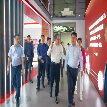 山西省政協(xié)副主席李曉波率“培育壯大智能產(chǎn)業(yè)，加快推動(dòng)智能化發(fā)展”調(diào)研組參觀考察泰隆集團(tuán)